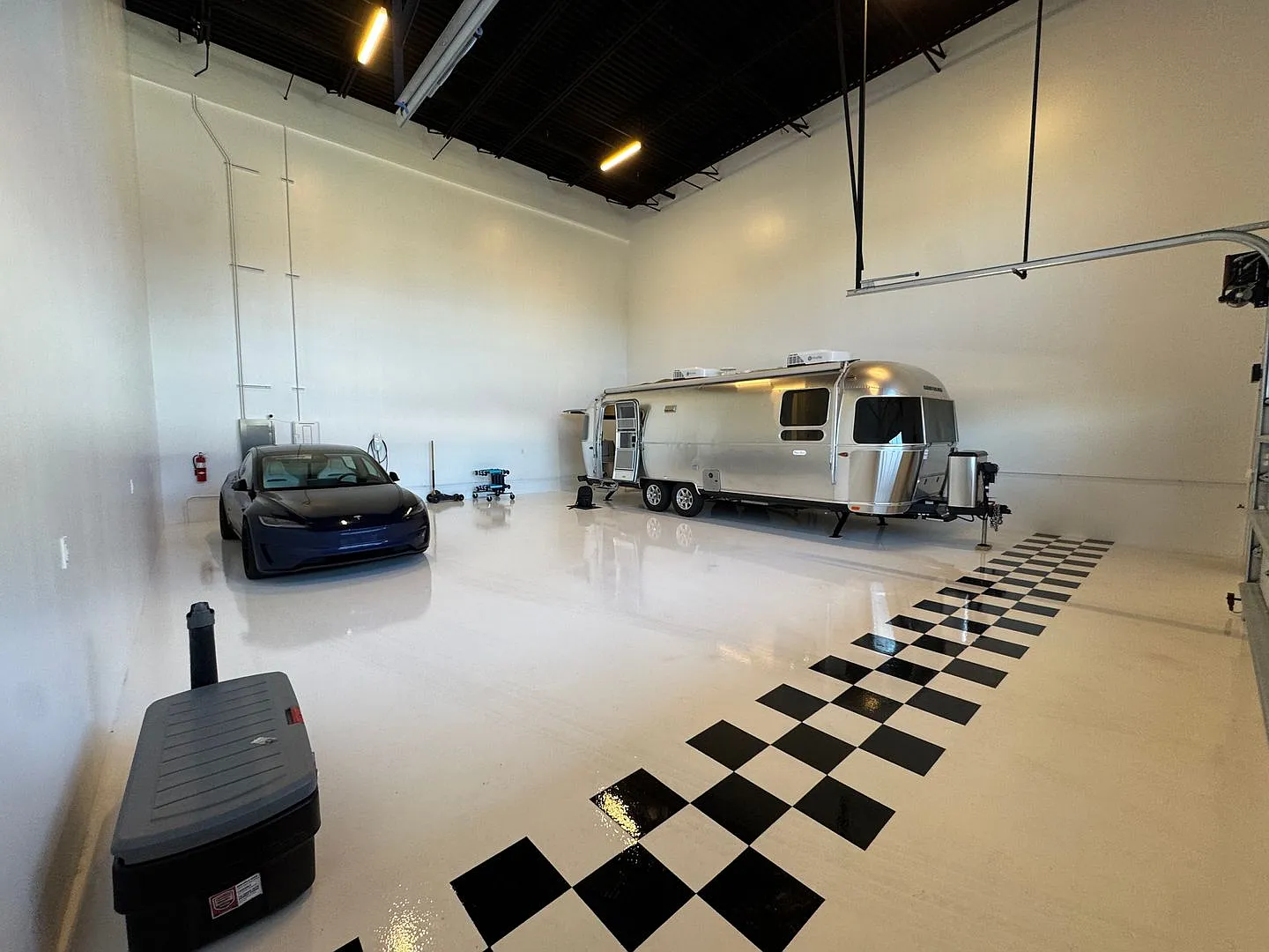 Motor Enclave Garage — Photo 4