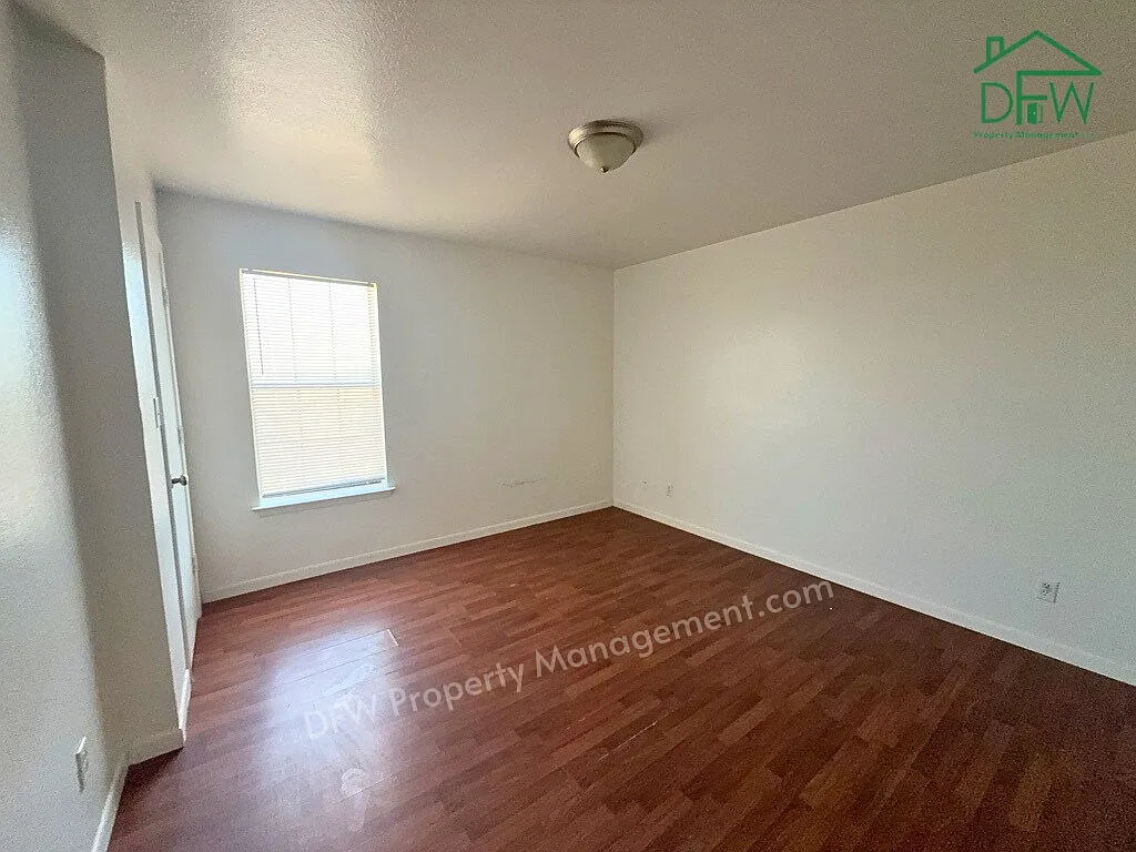 2 bed, 1.5 bath, 887 sqft, $1,350 — Photo 2