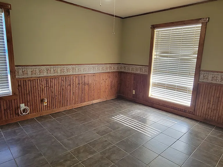 1204 Lakeside Dr W — Photo 9