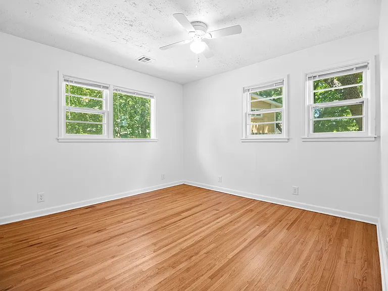 1860 Windsor Ct — Photo 9