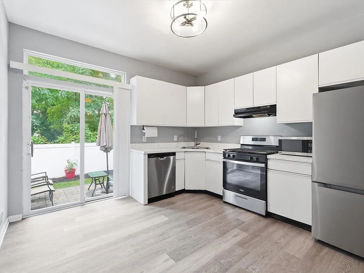 2 bed, 1.5 bath, $2,700 — Photo 2