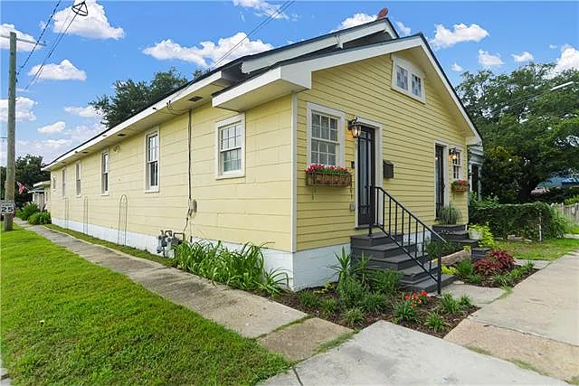 4 bed, 2.0 bath, 2371 sqft, $2,600 — Photo 2