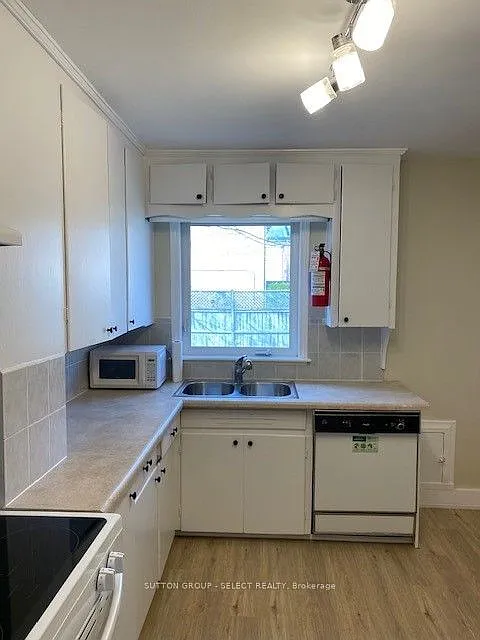 Building Photo - 372 Cedar Ave