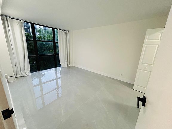 3rd image of 17021 N Bay Rd APT 427-4