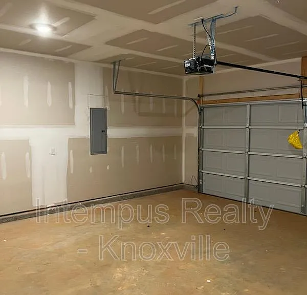 1311 Hampton Place Cir — Photo 26
