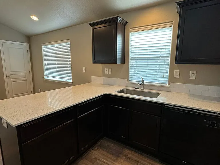 995 N Pacific Hwy #99 — Photo 8