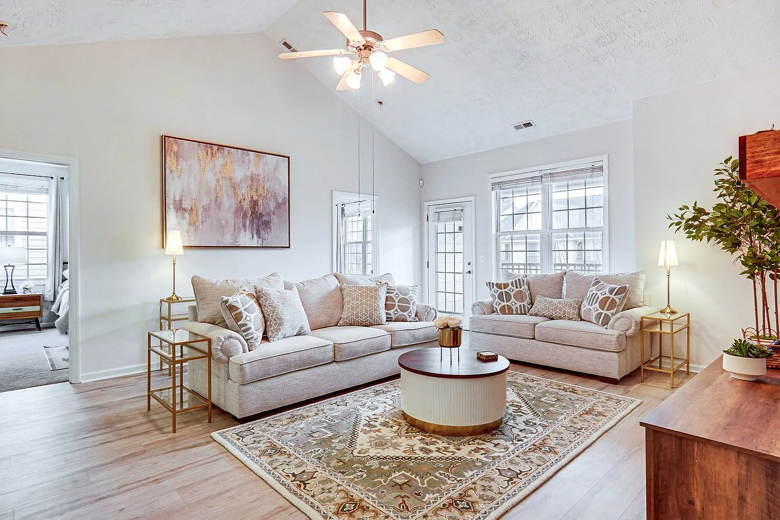 3 bed, 2.0 bath, 1528 sqft, $2,386 — Photo 2