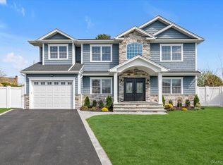 11 Evelyn Court, Syosset, NY 11791