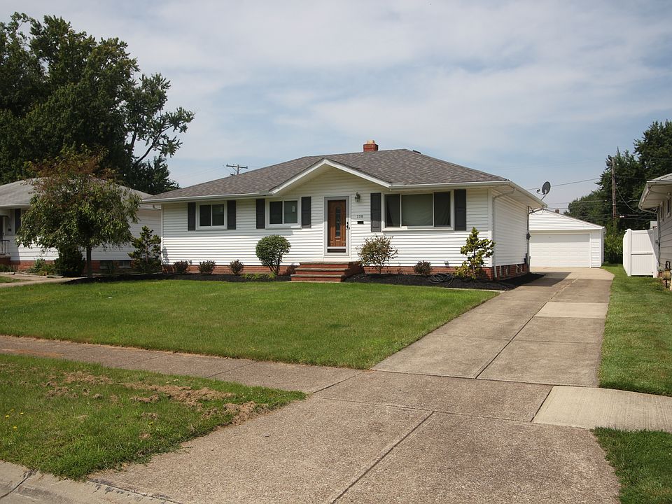 1st image of 390 Waterbury Dr