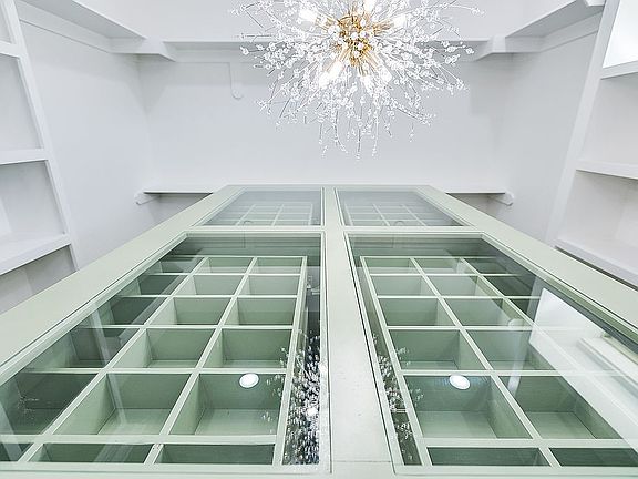 2nd image of 5205 Riviera