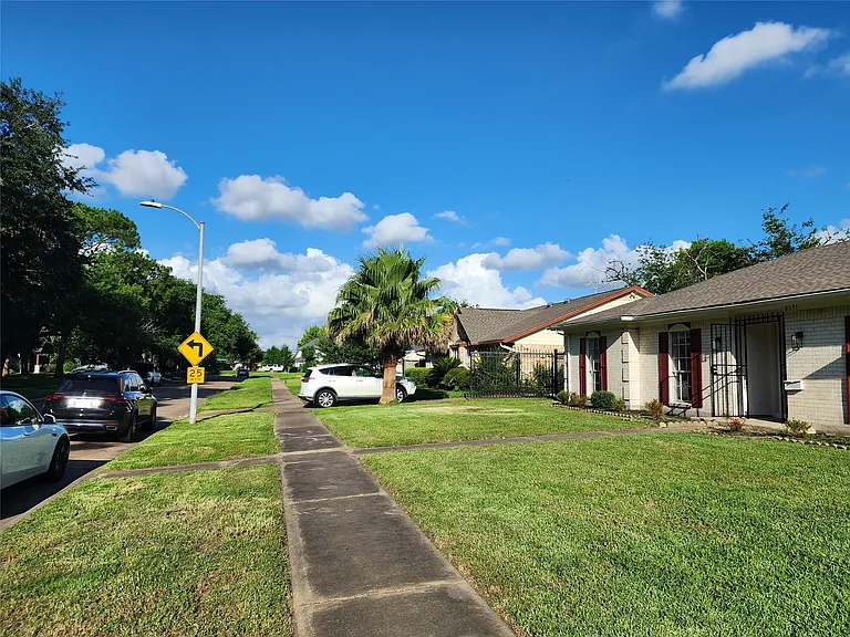 8531 Hiawatha Dr — Photo 2