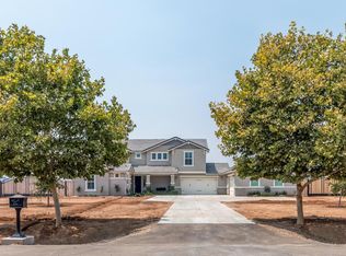 3933 N Condor Ct, Sanger, CA 93657
