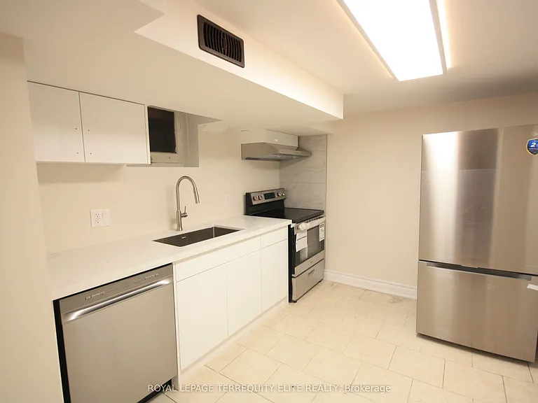 54 Beacham Cres #LOWER — Photo 5