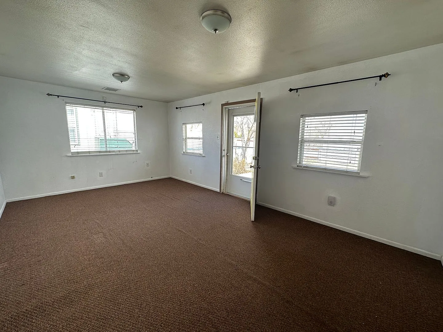 3 bedroom 2 bathroom house available in Farmington — Photo 4