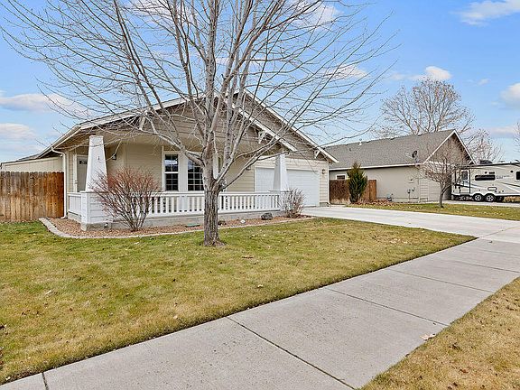 3rd image of 736 NE Sandstone Ct