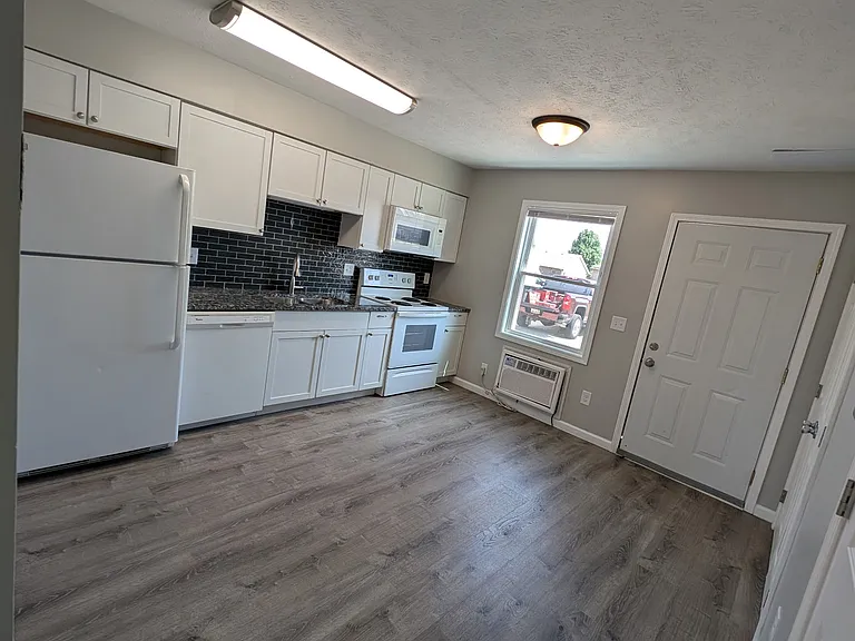 1550 Hawk Cir #D — Photo 6