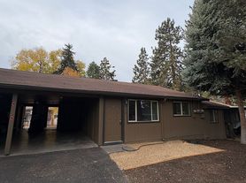 2 Bed/1 Bath Unit Located in SE Bend Triplex, 2 br / 1.0 ba, $1595