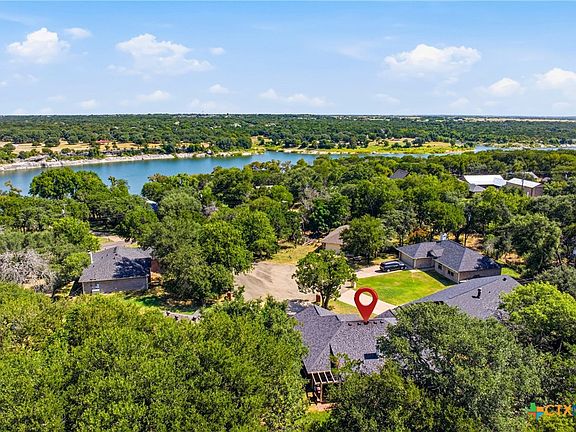 4th image of 8 Holly Ct