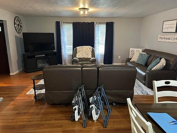 3rd image of 39 Dustin Ln