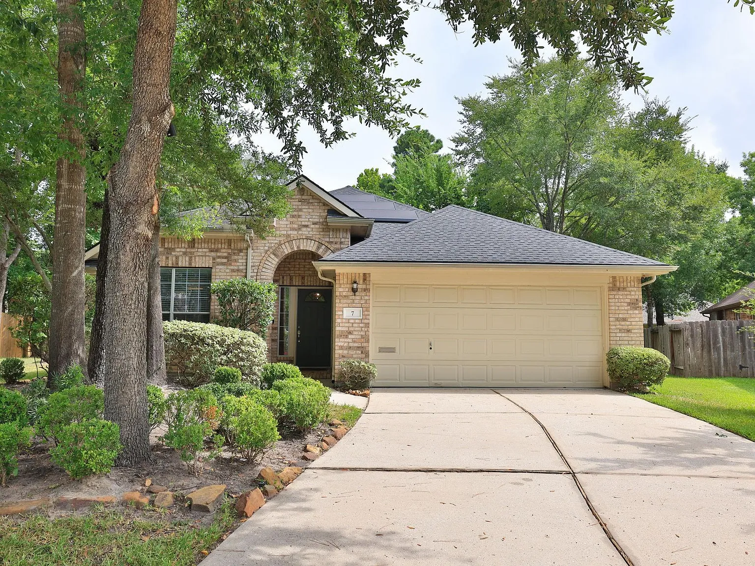 3 bed, 2.0 bath, 1818 sqft, $2,400 — Photo 2