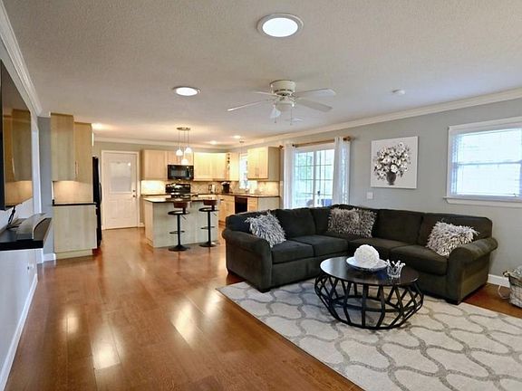 4th image of 7 Pine Crescent Dr