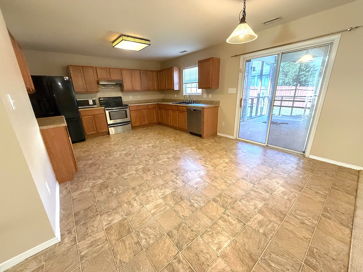 4 bed, 2.5 bath, 2736 sqft, $2,200 — Photo 4
