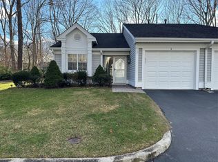 6 Flanders Ct, Ridge, NY 11961