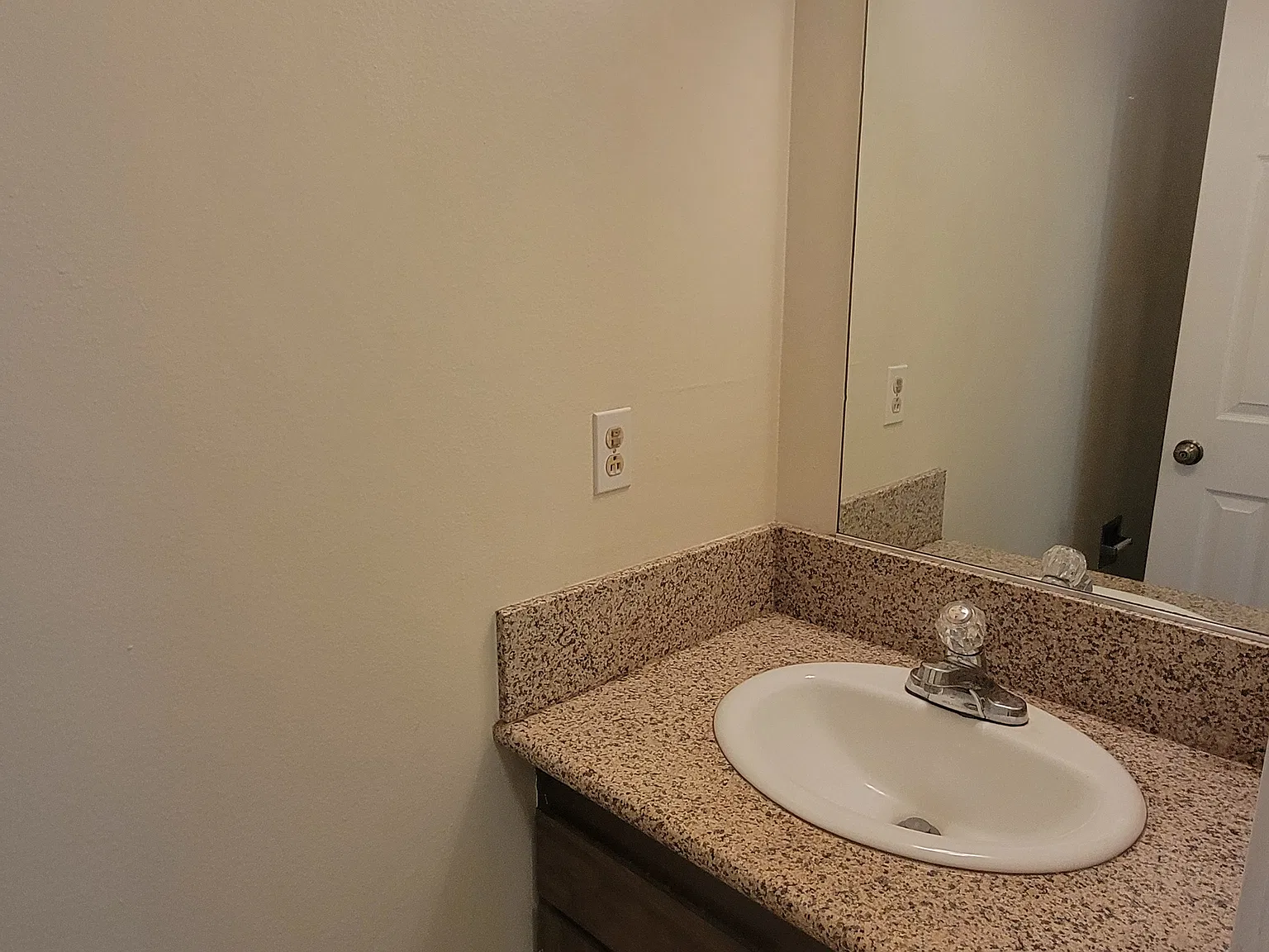 2 bed, 1.5 bath, 980 sqft, $1,600 — Photo 2