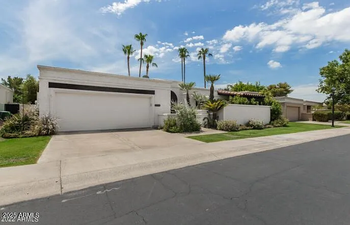 3 bed, 2.0 bath, 2159 sqft, $9,000 — Photo 2