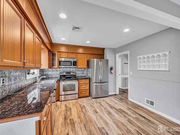 132 Somerset Ave — Photo 7