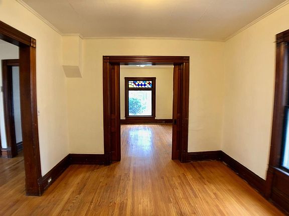 3rd image of 44 East St