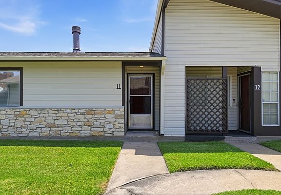 4th image of 2100 Windsor Dr APT 11