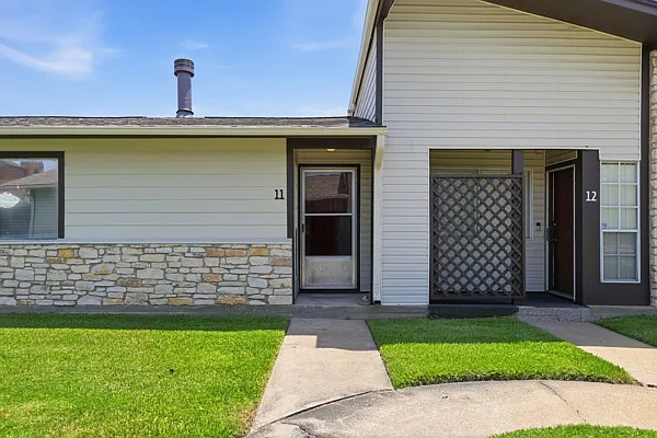 2100 Windsor Dr #11 — Photo 4