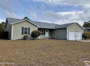 120 Magnolia Ln, Hubert, NC 28539