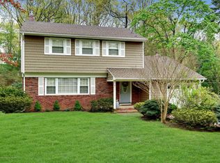 4 Windsor Dr, Eatontown, NJ 07724