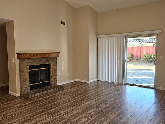2nd image of 210 W Willow Creek Dr