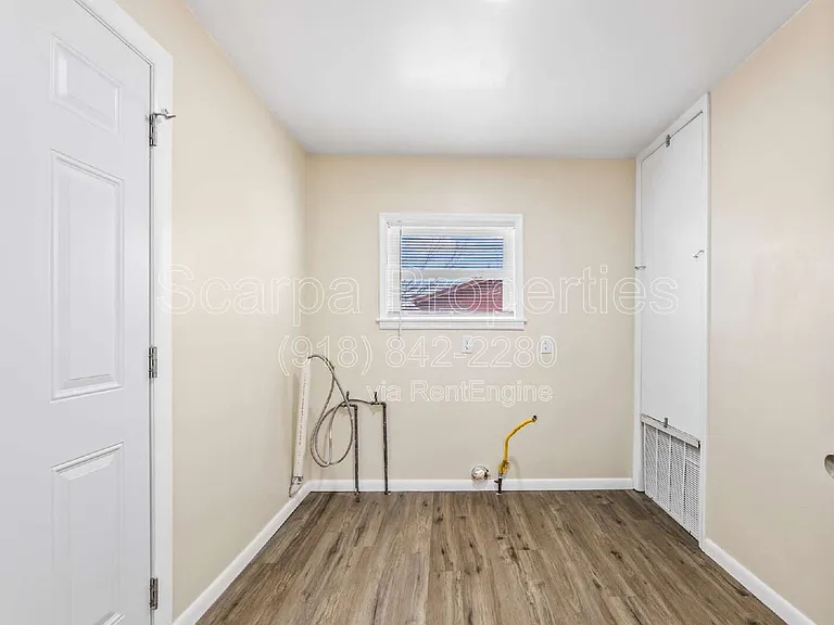 921 W Midway St — Photo 10