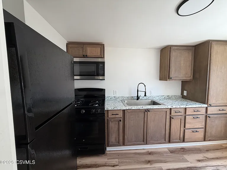 154 E 4th St — Photo 12