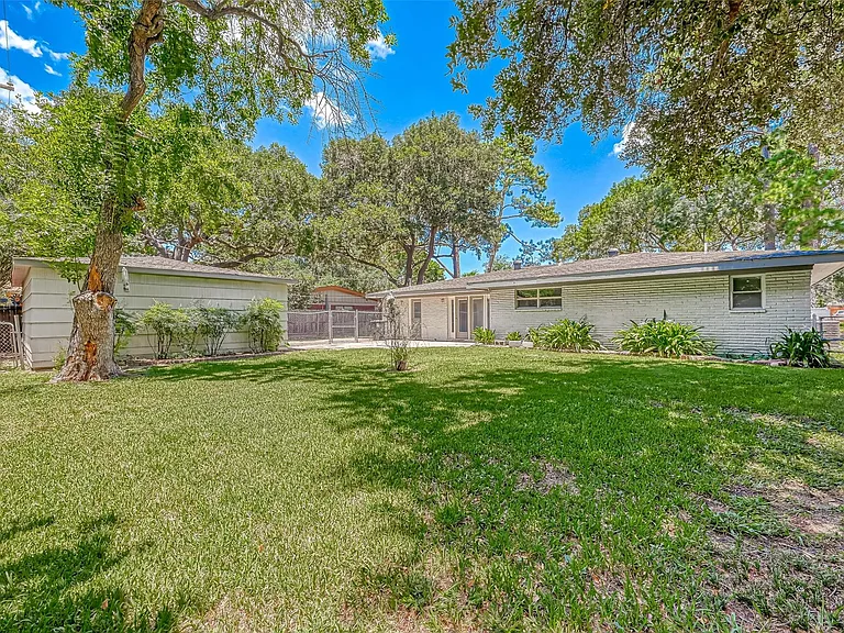 5611 Briarbend Dr — Photo 49