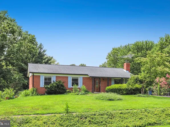 160 S Hughes St, Hamilton, VA 20158