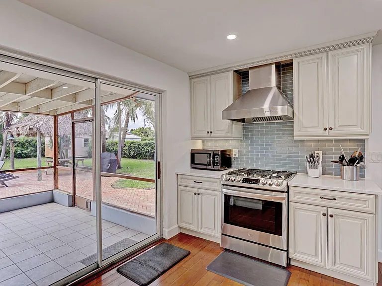 7115 Venetian Way — Photo 9