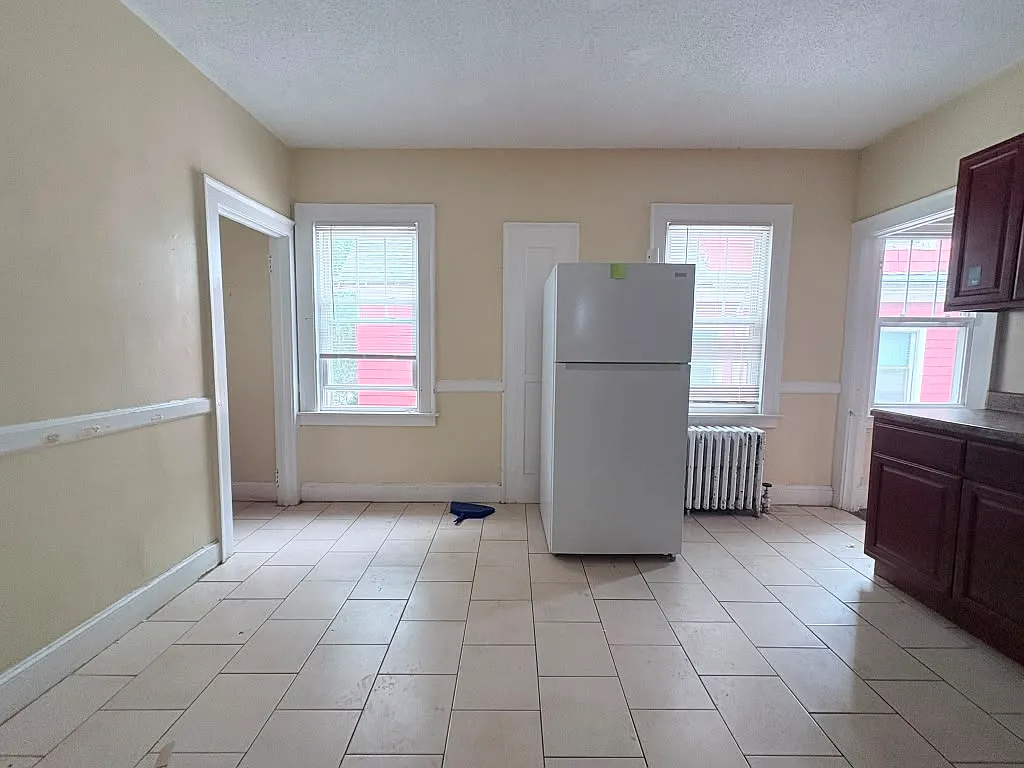 4 bed, $2,050 — Photo 2