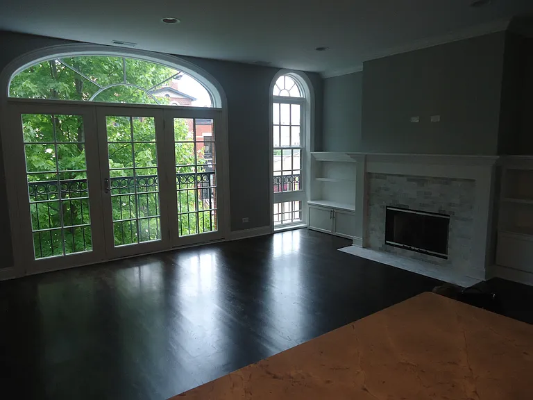 3342 N Southport Ave — Photo 1