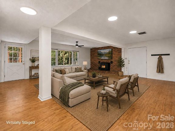 5th image of 3252 Hollyhill Cir