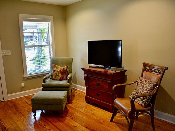 3rd image of 401 E Ladybird Ln