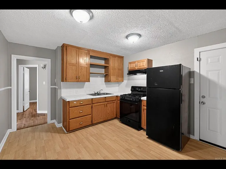 410 W 51st St — Photo 11