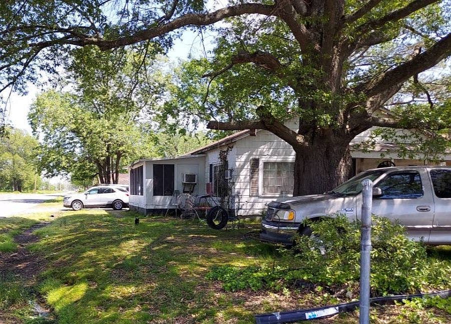 2nd image of 1112 N Main St