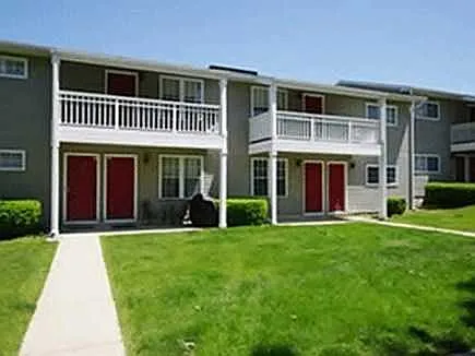 Village Knoll Apartments — Photo 1