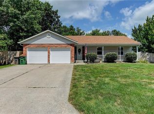 511 Arena Dr, Peculiar, MO 64078