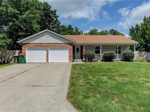 511 Arena Dr, Peculiar, MO 64078